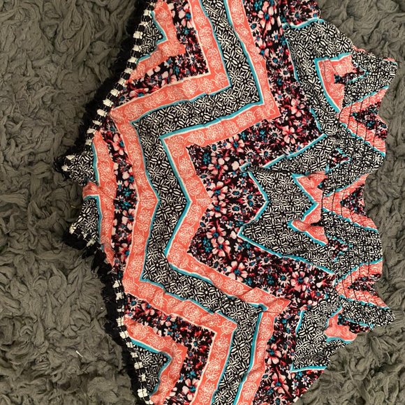 patterned shorts - Picture 3 of 3